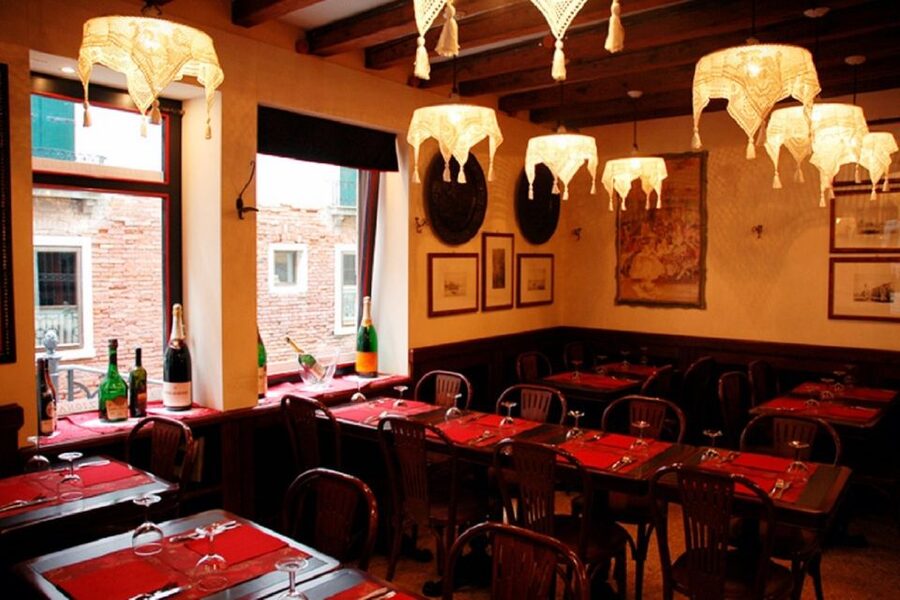 2-Course Dinner in a Typical Venetian Restaurant - Inside the Restaurant: Small Room Energy, Real-Service Timing