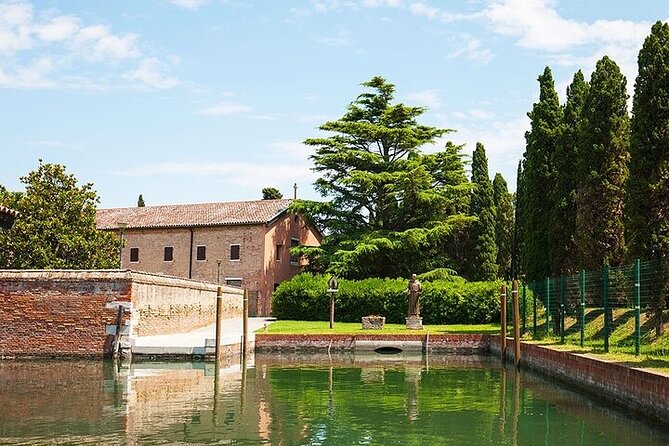 4 hours Private Boat Tour to Murano, Burano with local real guide - Getting on board near Fondamente Nove, and why the small group matters