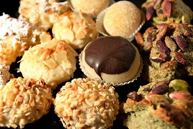 A Sweet Stroll Through Venice: Pastries, Chocolate, and Gelato - Cannaregio by gondola traghetto: the quick ride that changes your view