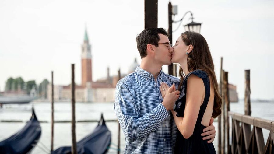 A Unique Photoshoot in Venice - Posed vs. Candid, and How to Look Like Yourself