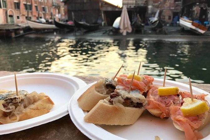 A Venetian Evening: Wine Tasting and Cicchetti with a Local Guide - Logistics that can make or break your evening