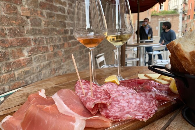 A Venetian Evening: Wine Tasting and Cicchetti with a Local Guide - What you taste and drink: Veneto dry wines, Prosecco, and cicchetti