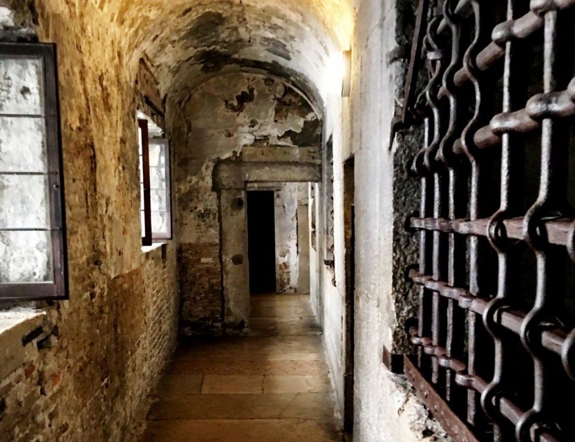 All-Inclusive Tour: Doge Palace, St Mark's Basilica & Square - Group size, languages, and the microphone reality