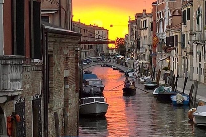 Aperitif at sunset in the Venice lagoon on a private boat. - Why this sunset aperitif works better than Venice viewpoints