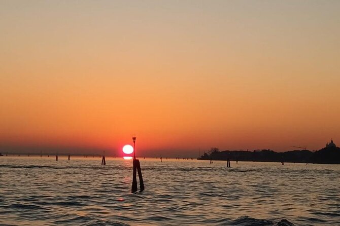 Aperitif at sunset in the Venice lagoon on a private boat. - New Lazaretto: quarantine history you only really catch by boat