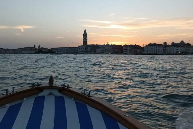 Aperitif at sunset in the Venice lagoon on a private boat. - Prosecco on a Ghebo, then sunset photos where you can breathe