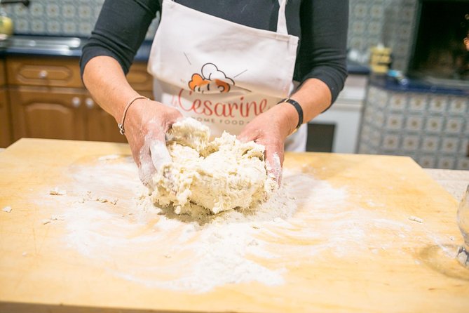 Cesarine: Small Group Pizza and Tiramisu Class in Venice - Walking into the kitchen, meeting your Cesarine, and learning the rhythm