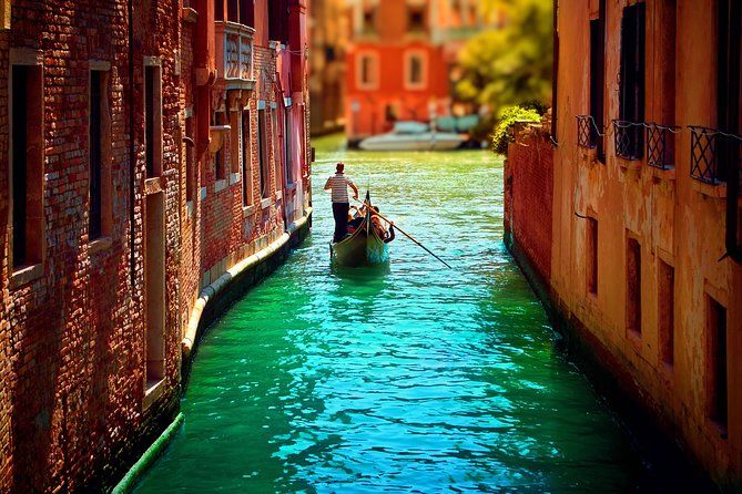 Classic 30-Minute Gondola Ride in Venice - Gondoliers and Commentary: What You’re Likely to Experience in Practice