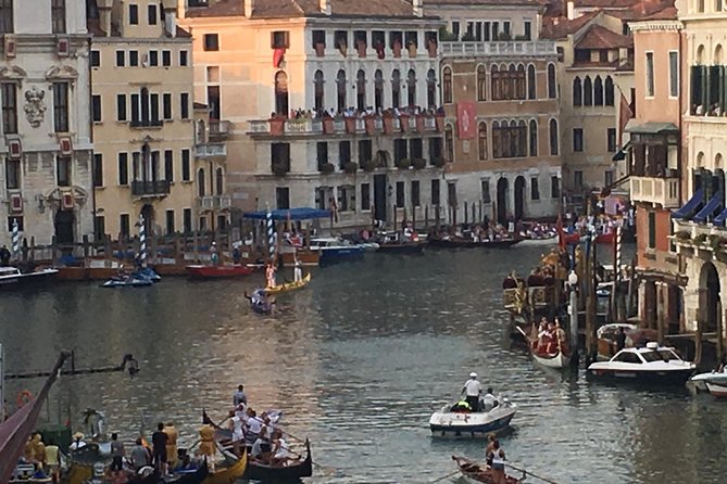 Discover Venice at sunset - Ponte di Rialto and the Rialto Market: legends, food culture, and street-level Venice