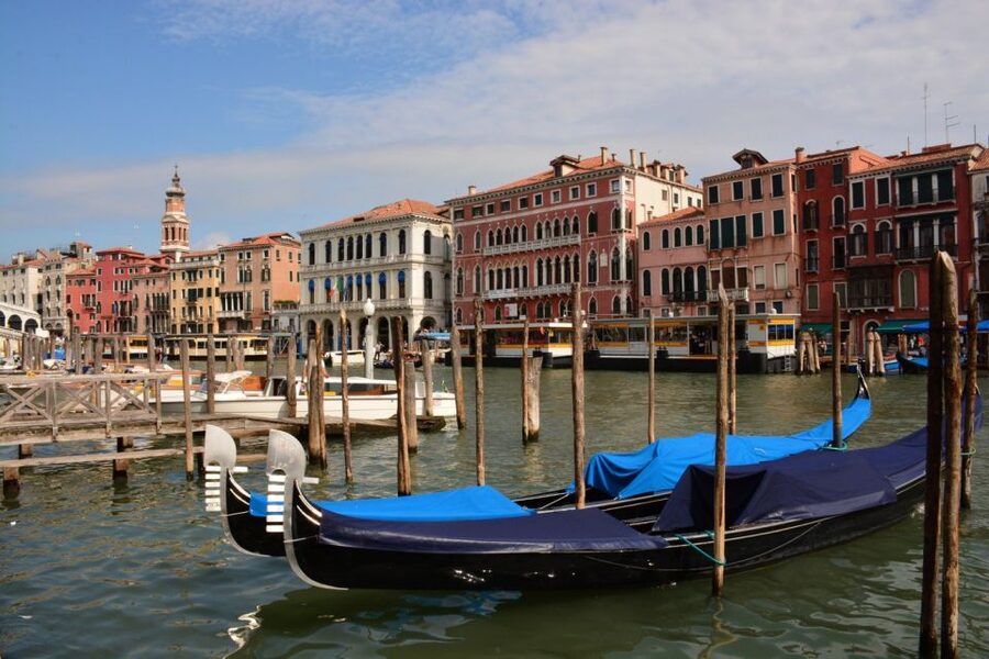 From Lake Garda: Full-Day Guided Group Tour of Venice - The Rialto Bridge walk: your guided reset before free roaming