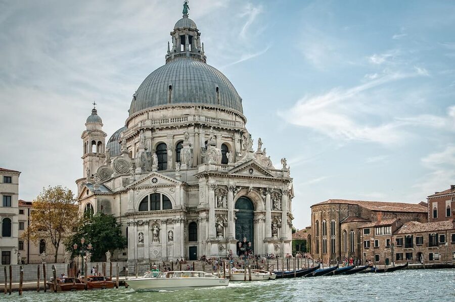 From Lake Garda: Venice City and Lagoon Guided Tour - Wandering the Sestieri: Shopping Streets, Squares, and Palazzi