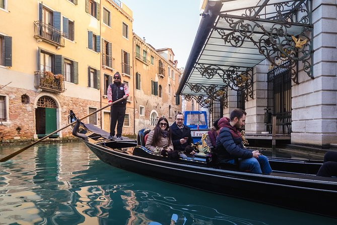 Grand Canal Gondola Experience with Live Commentary™ - The ride itself: what you see on the Grand Canal corridor
