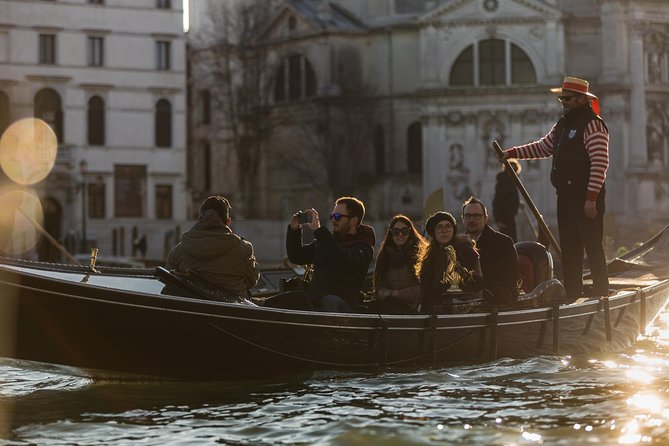 Grand Canal Gondola Experience with Live Commentary™ - Live commentary versus app audio: choose based on your patience