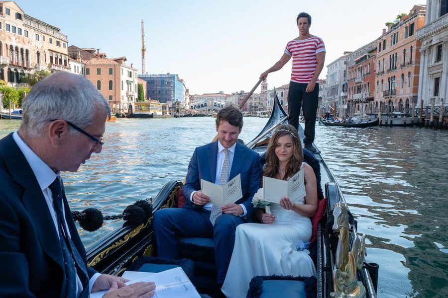 Grand Canal: Renew Your Wedding Vows on a Venetian Gondola - Price and What You Get for $468.63 Per Person