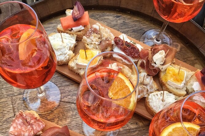 Guided Small Group Kickstart Food Tour of Venice - Crossing the Canal Grande by gondola traghetto (and paying the small extras)