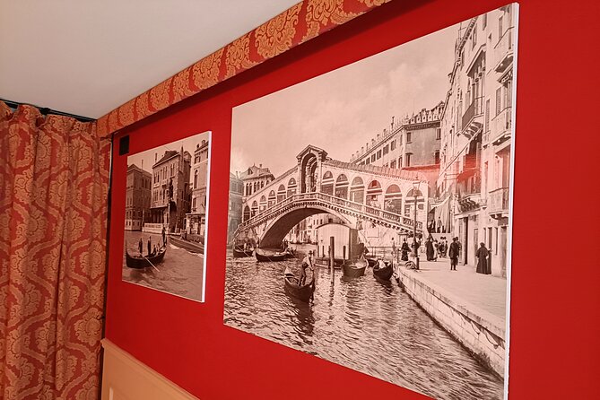 History Gallery: Venice in the Past 3D Experience - A real gondola section with hidden details, plus the fun of looking close