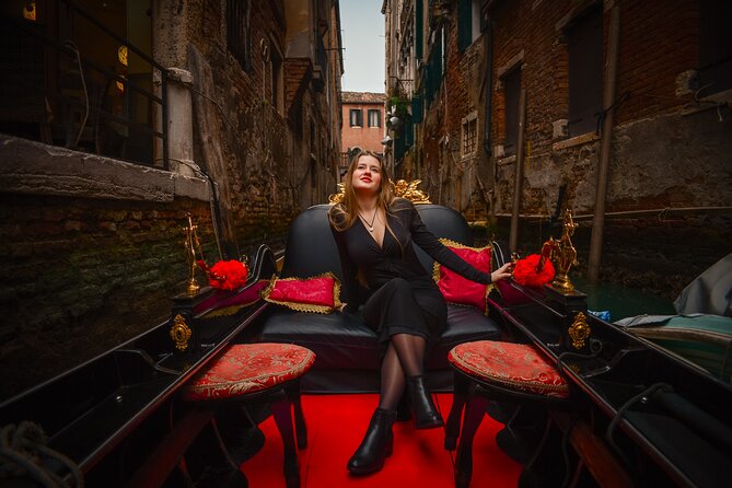 Luxurious Photoshoot in Venice - Rialto Bridge: start with Venice’s most photographed landmark