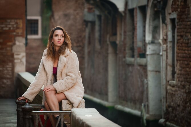 Luxurious Photoshoot in Venice - Rialto Bridge gives iconic drama