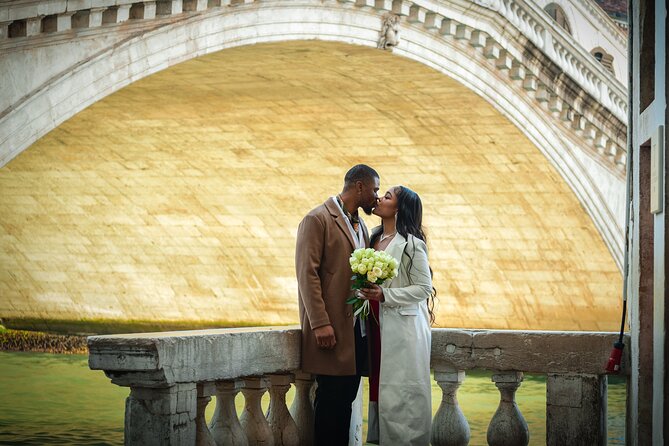 Luxurious Photoshoot in Venice - Campo Santa Maria Formosa adds the “we walked Venice” feeling