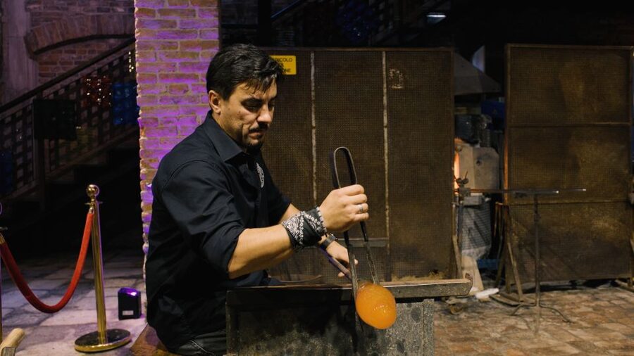 Murano: Glass Blowing Demonstration with Optional Drinks - Languages and pacing, so you do not feel lost