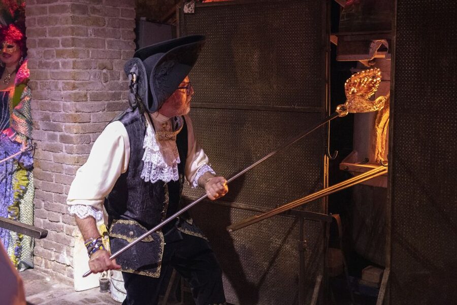 Murano: Glass Blowing Demonstration with Optional Drinks - Seating, views, and the one comfort consideration