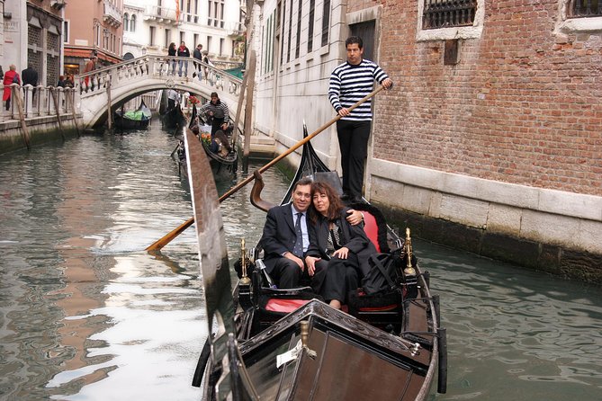 Private Crafted Gondola Ride on the Grand Canal - What you’re really buying: a 30-minute private gondola moment