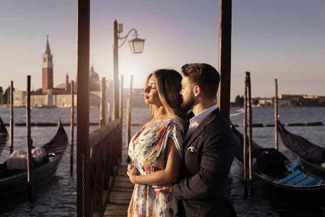 Private Gondola Ride and Photoshoot - Stop 3: Ponte di Rialto for classic shots and a clean finish