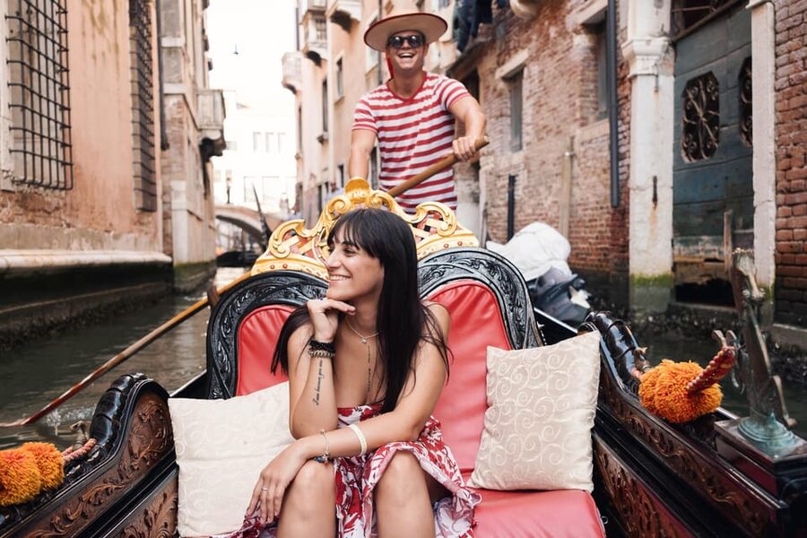 Private Photoshoot of Your Gondola Ride in Venice - What a Private Gondola Photoshoot Really Means in Venice