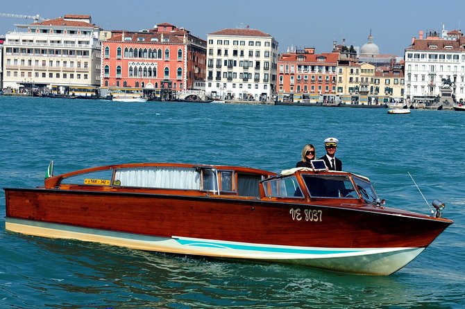 Private tour on Murano Island: discover the art of Artisanal Glassblowing - Getting From Venice to Murano: The Watertaxi Advantage