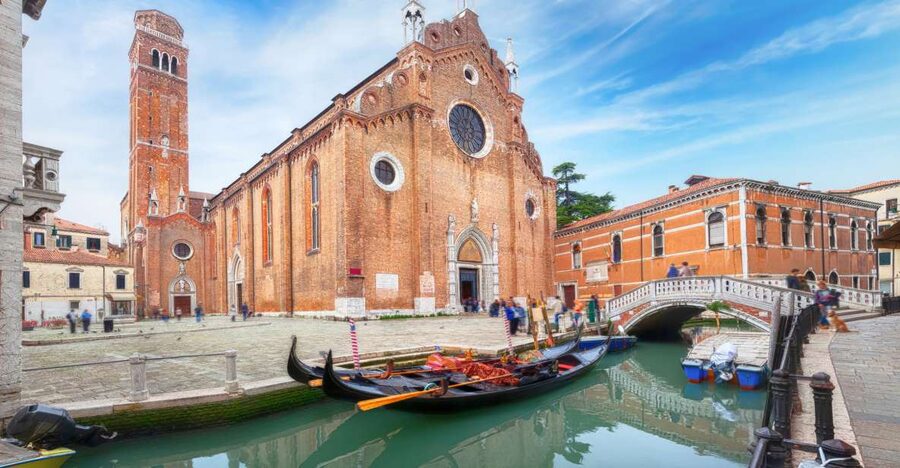 Private tour Rialto area and Frari Church 2-Hour Tour - Sansovino and Scarpagnino buildings: the 1500s framework behind the scenes
