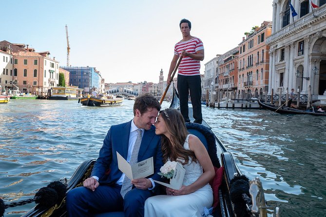 Renew your wedding vows on a romantic gondola - Calle Larga S. Marco at 3:30 pm: how the day starts