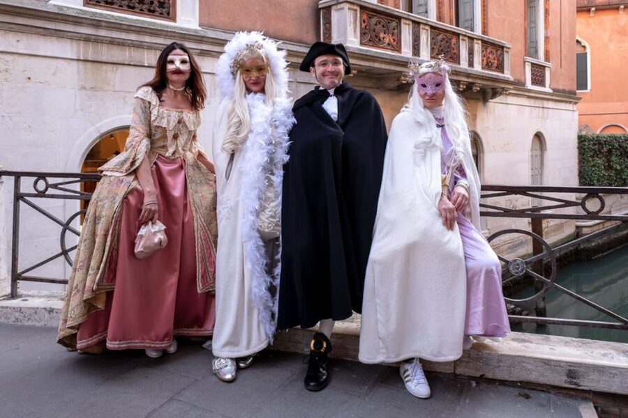 Secrets of Venice Carnival and Life of Casanova Tour - Your Guide in Costume: How the Tour Starts and Sets the Tone