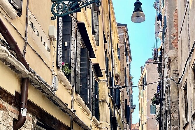 Small Group Tour Historical and Charming Venice Jewish Ghetto - Campo di Ghetto Nuovo: Outside Synagogue Details and Merchant of Venice Mood