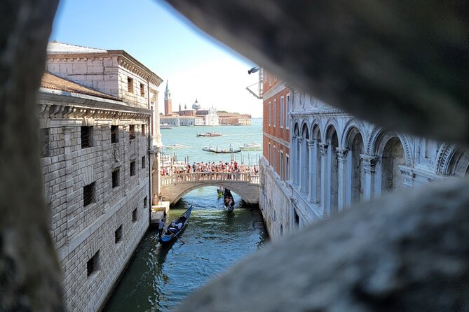 St Mark's, Doge's Palace, with Murano and Burano & Gondola Ride - Lunch Break: Your 1-Hour Window to Eat Like a Local