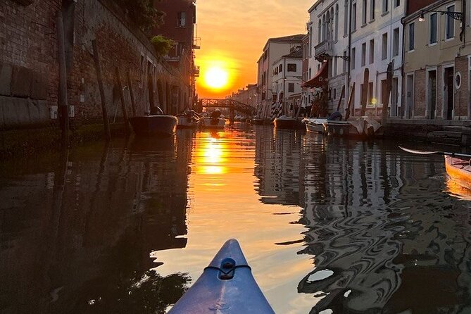 Sunset Kayak Tour in Venice: Discovering the City’s Canals - What you do in the first phase: rowing club visit, then coaching