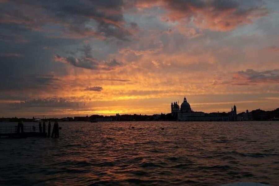 Sunset Venetian lagoon with prosecco - Meet Marco at Al Chioschetto, then step onto a renovated wooden boat