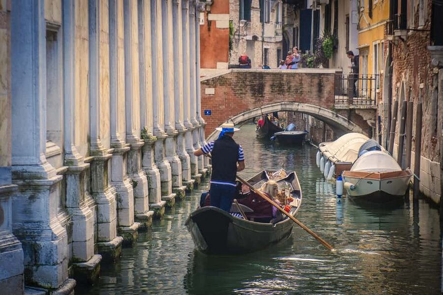 Venetian Private Sandolo tour - The Sandolo: A Gondola Feeling With a Flat-Bottom Boat