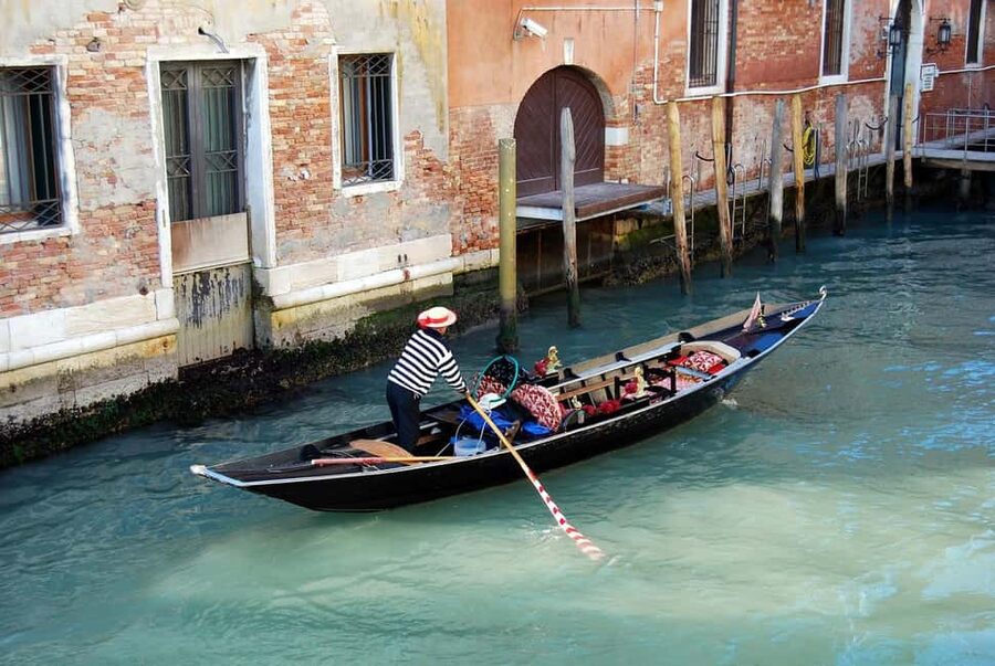 Venetian Private Sandolo tour - Where You Start: Campo Santa Maria Formosa and the Sandolisti Welcome