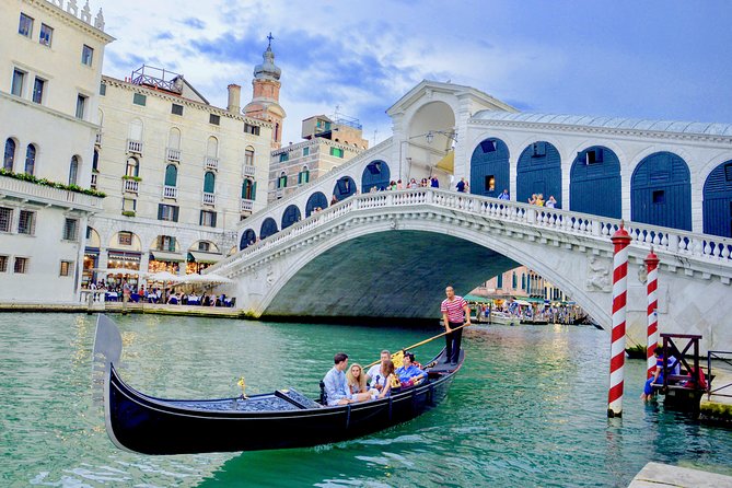 Venice: 30 min private Gondola Ride with Guide - Where you meet (Traghetto Santa Maria del Giglio) and what private really looks like