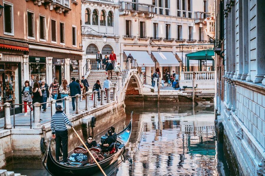 Venice: 30-Minute Gondola Ride on Grand Canal with Serenade - Quick heads up for comfort and expectations