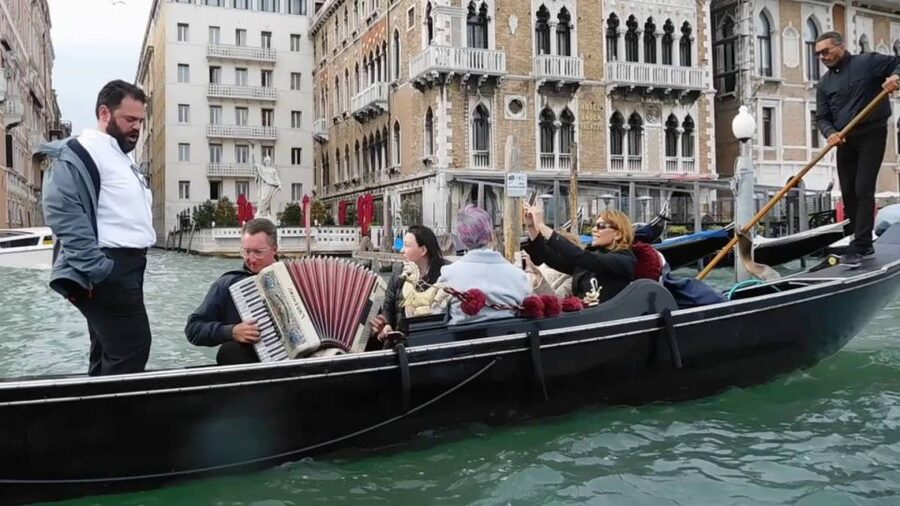 Venice: 30-Minute Gondola Ride on Grand Canal with Serenade - Serenaded Gondola on the Grand Canal, what you are really buying
