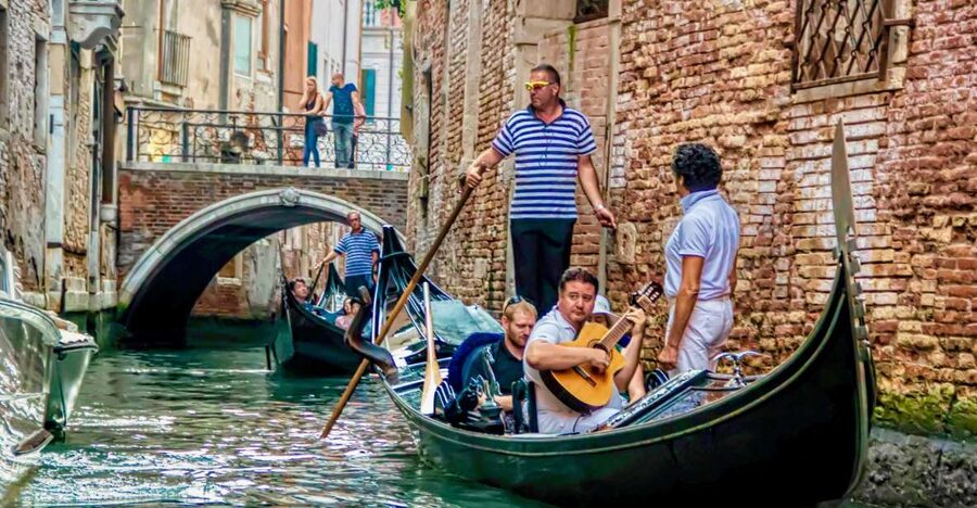 Venice: 30-Minute Gondola Ride on Grand Canal with Serenade - Shared versus private, and how the music stays audible