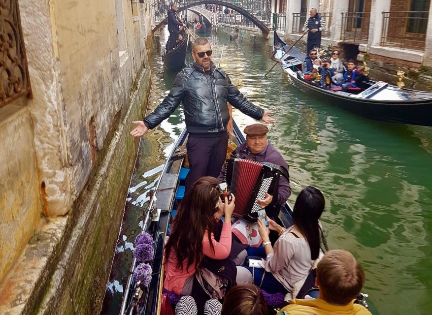 Venice: 30-Minute Gondola Ride on Grand Canal with Serenade - Your gondola ride route, step by step, and what each stop adds