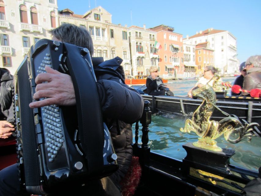 Venice: 30-Minute Gondola Ride on Grand Canal with Serenade - The musical part, what it feels like in the real world