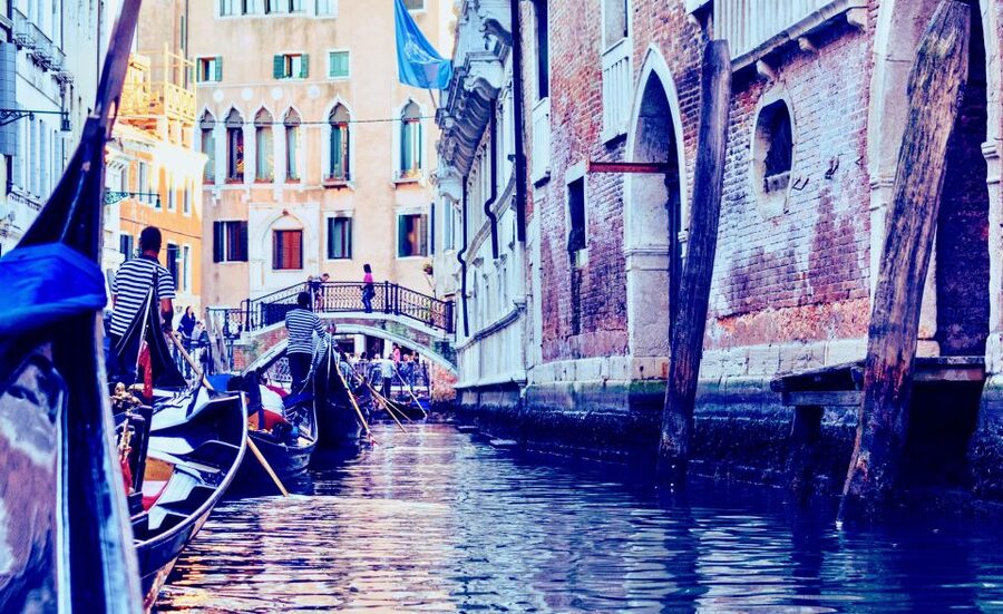 Venice: 30-Minute Gondola Ride on Grand Canal with Serenade - Santa Maria del Giglio meeting point, and why timing matters