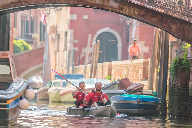 Venice: 60' Quick Kayak Tour with guide - Choosing a single or double kayak, and how beginners usually do