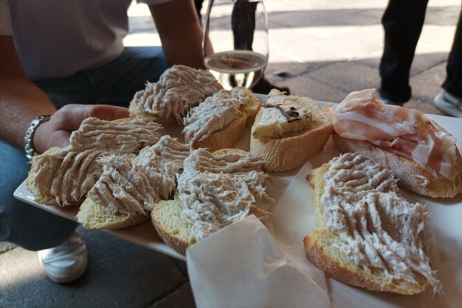 Venice Bacaro Food Tour: Eat and Drink like a Venetian - Stop 2 on Calle de la Testa: Cicchetti and Ombra di Vino