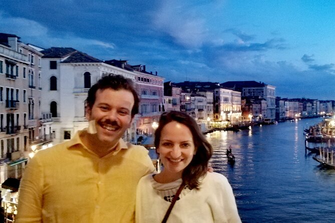 Venice by Night: Highlights & Hidden Gems Tour - Stop 5: Libreria Acqua alta and Ponte dei Colafelzi for quiet canal views