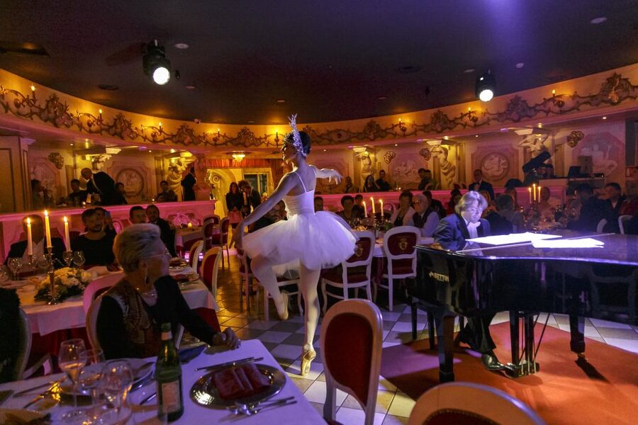 Venice: Cabaret Dinner Show - The 5-Course Gala Dinner and Wine: What’s Included