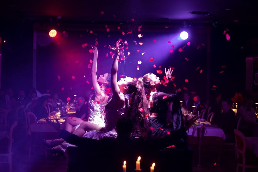 Venice: Cabaret Dinner Show - Dress Code and Etiquette: How to Fit the Vibe